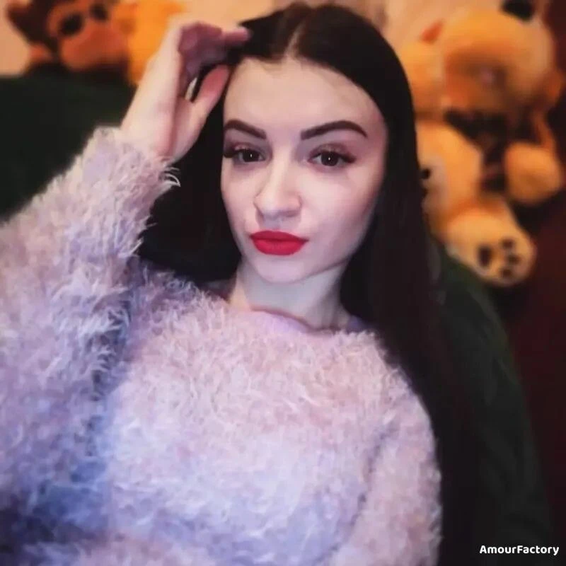 Yullia Profile image 4